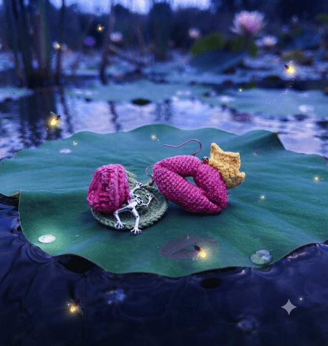 Boucles d'oreilles dépareillées au crochet la princesse et la grenouille