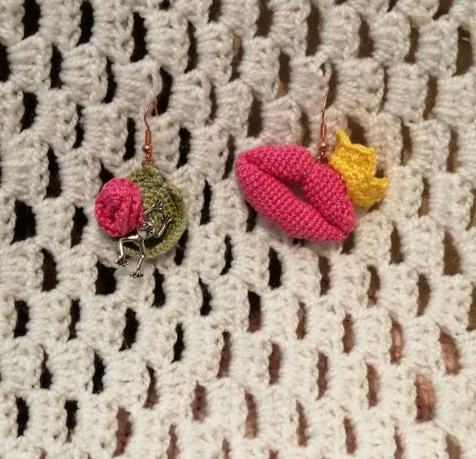 Boucles d'oreilles dépareillées au crochet la princesse et la grenouille