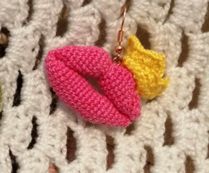 Boucles d'oreilles dépareillées au crochet la princesse et la grenouille