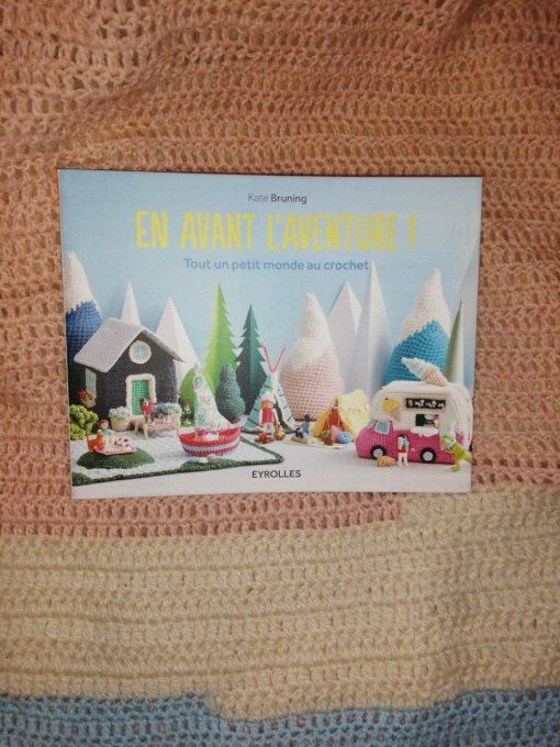 Livre rare de crochet en avant l'aventure tout un petit monde au crochet de Kate Bruning