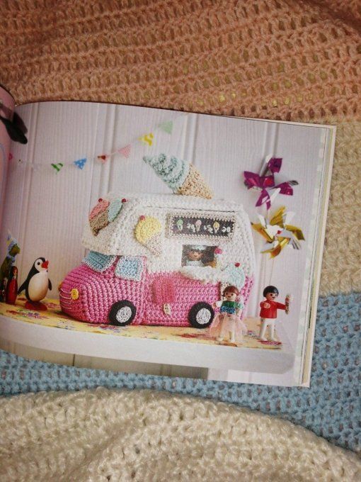 Livre rare de crochet en avant l'aventure tout un petit monde au crochet de Kate Bruning